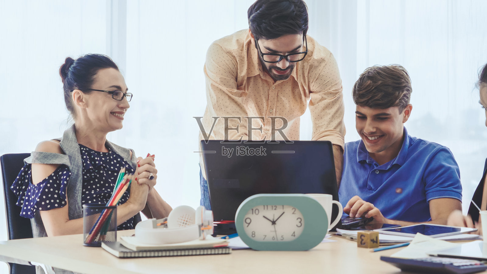 创意商务人员办公室小组会议。照片摄影图片