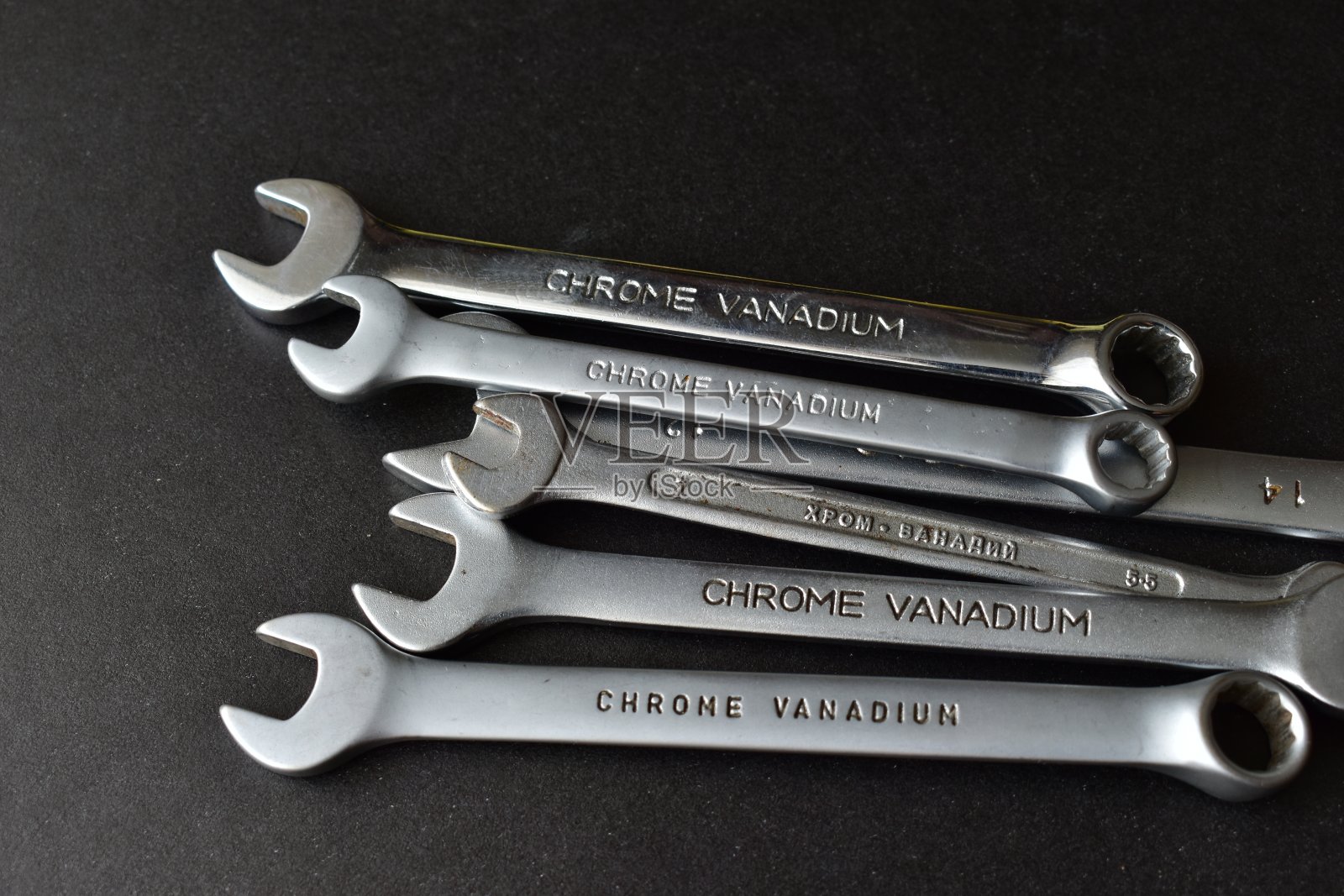 各种铁制汽车钥匙和工具照片摄影图片