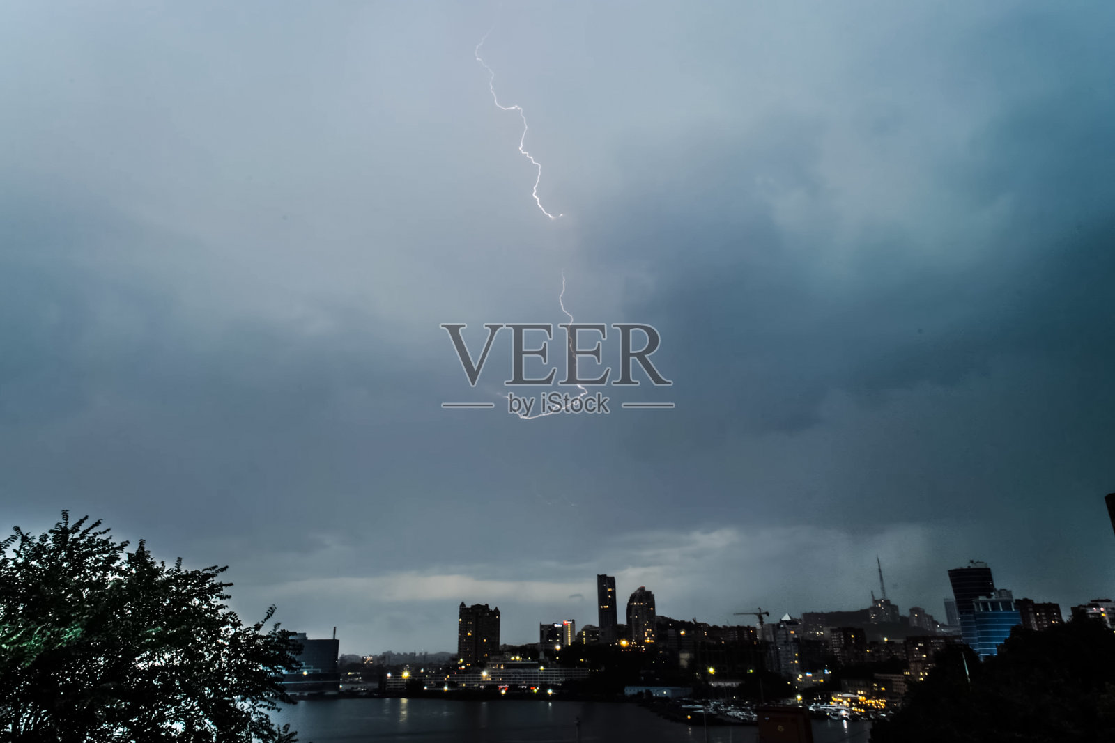 天空中雷雨时的闪电。的自然现象照片摄影图片