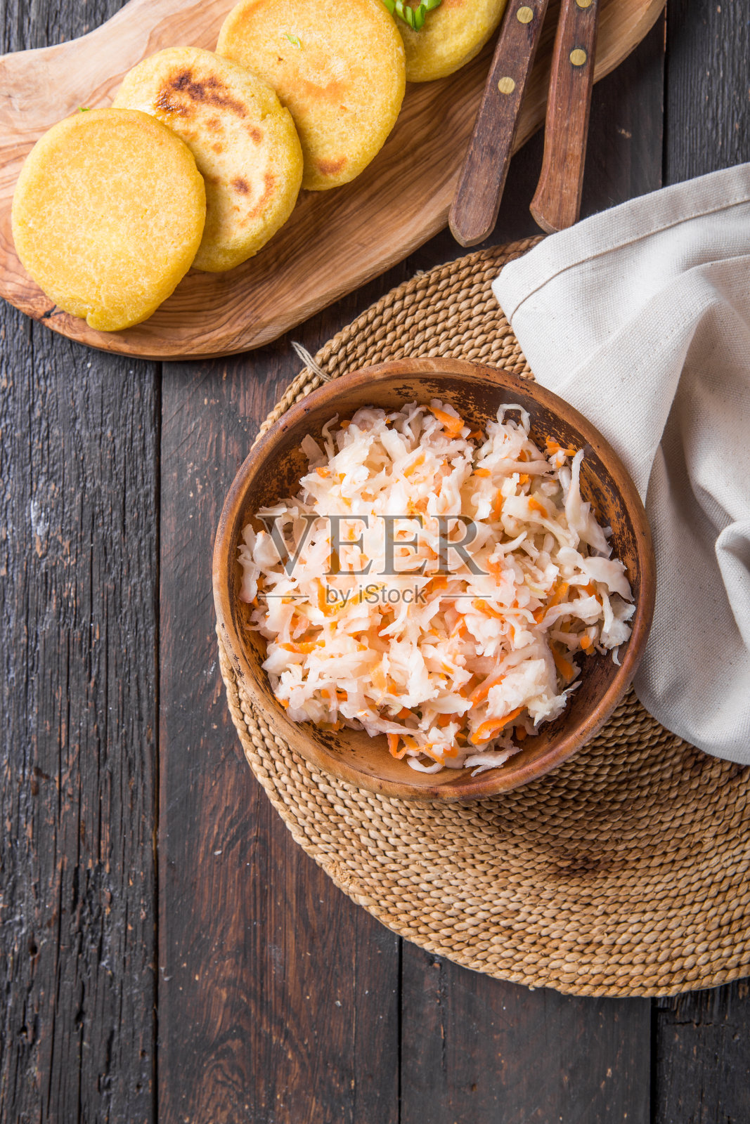 Curtido -微发酵的卷心菜佐料与Pupusa。典型的萨尔瓦多菜和中美洲国家照片摄影图片