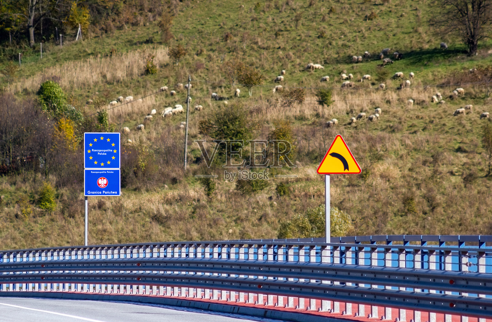 波兰-斯洛伐克边境,在Piwniczna-Zdroj镇和Mnisek nad Popradom附近的Poprad河上的桥。照片摄影图片