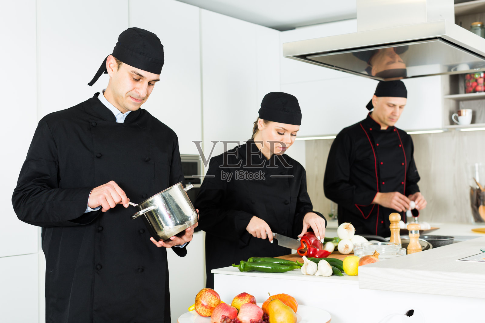 男厨师在厨房里用搅拌器工作照片摄影图片