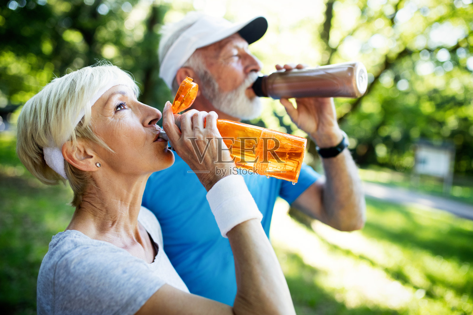 通过运动保持健康的成熟夫妇照片摄影图片