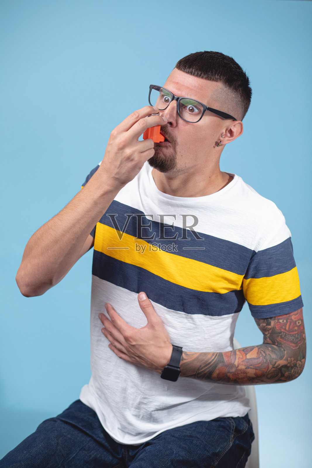 患有哮喘吸入器的年轻人照片摄影图片