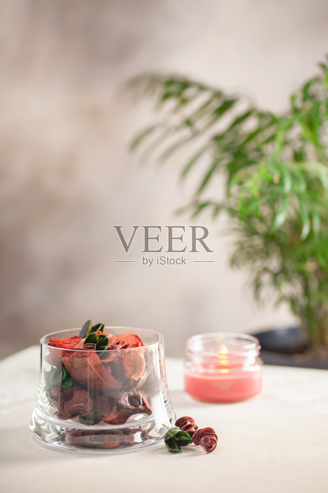 玻璃杯里的干花和蜡烛。花香,家居香薰照片摄影图片