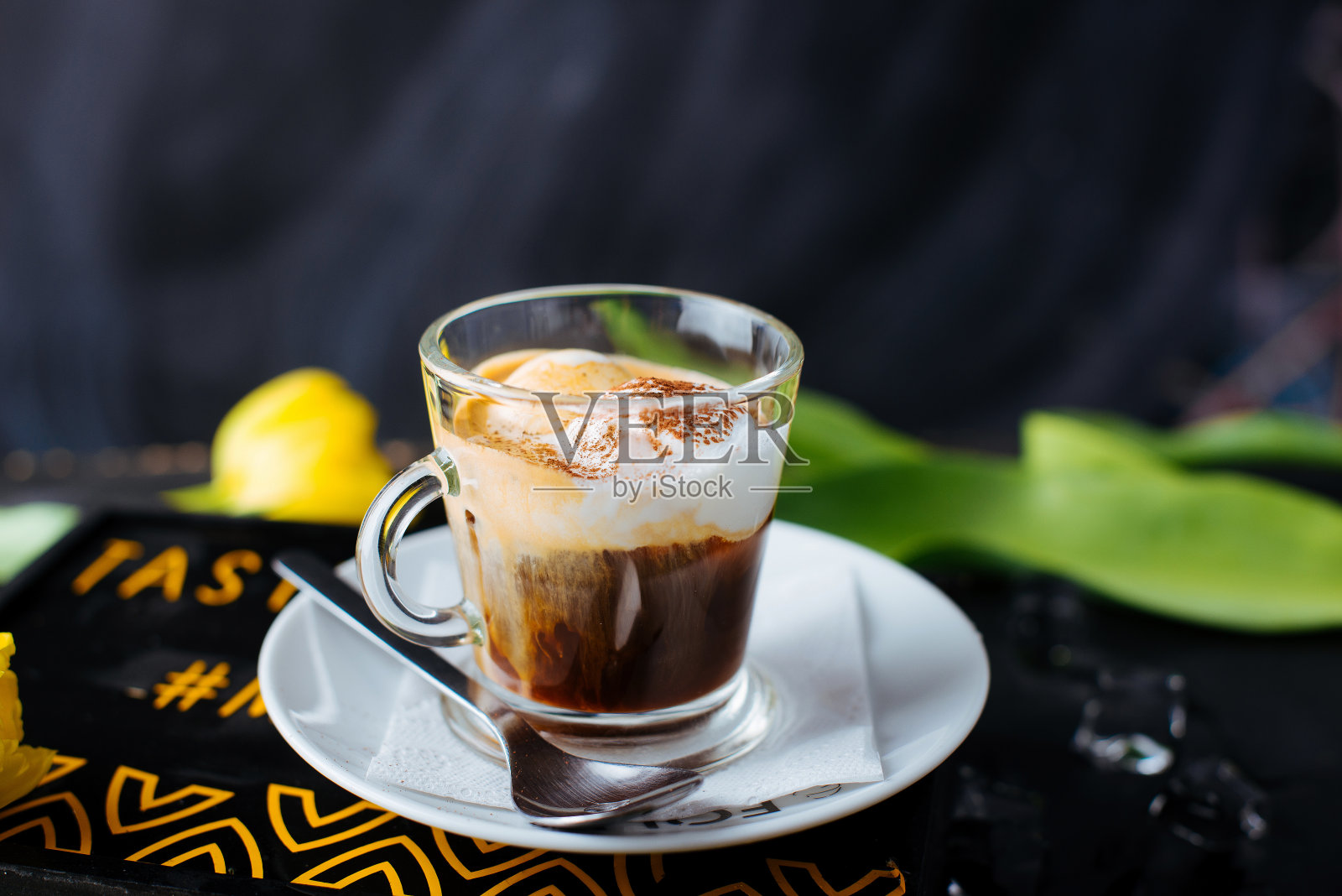 一杯浓咖啡和香草冰淇淋在黑色的背景。照片摄影图片