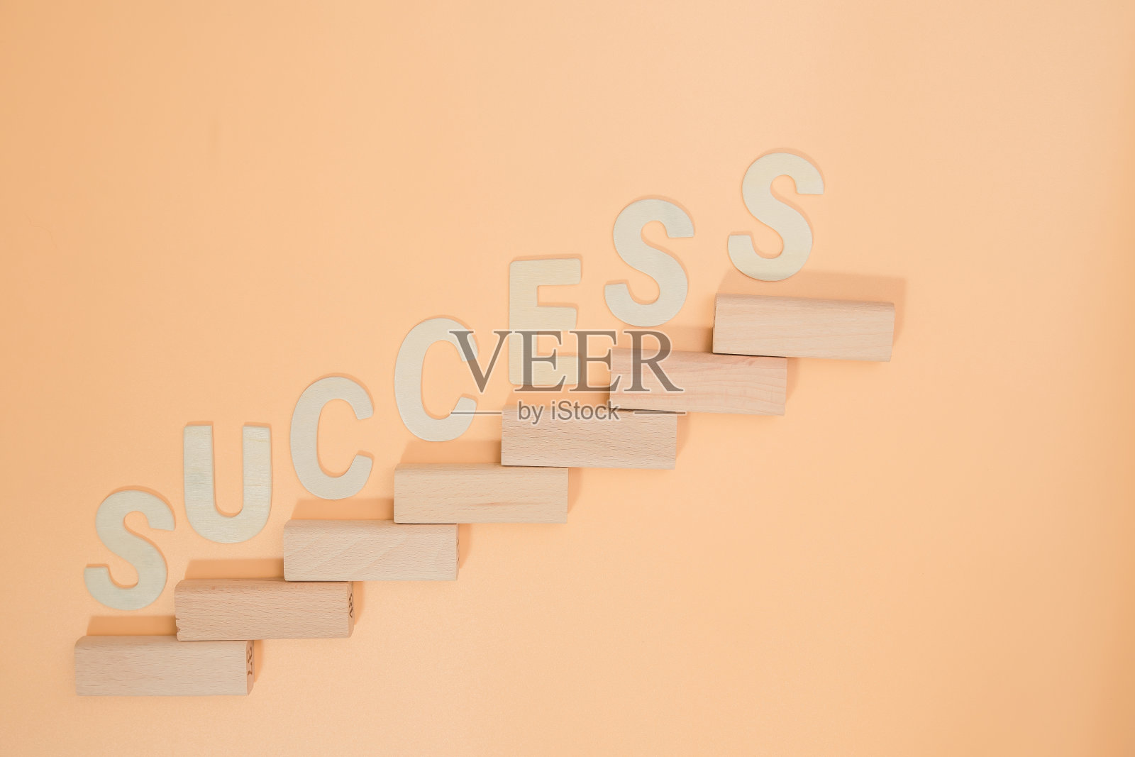 成长成功过程的业务概念。楼梯向上是事业成长或商业成功的象征。照片摄影图片