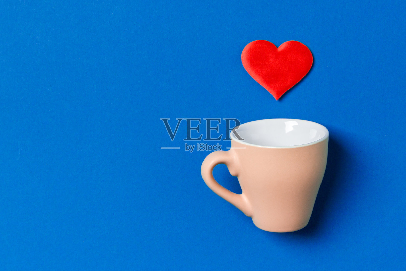 彩色背景红色爱心情人节贺卡照片摄影图片