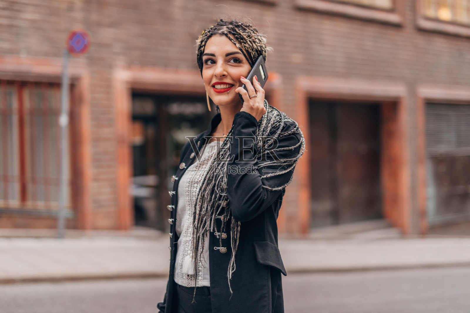编发女子正在打电话照片摄影图片