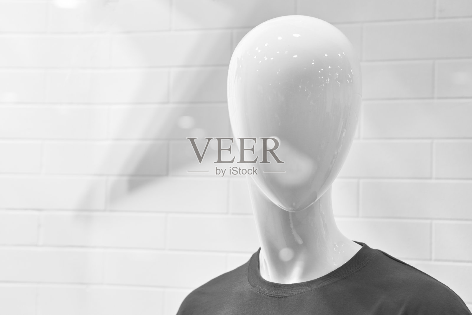 黑白半身t恤模特。副本的空间。照片摄影图片