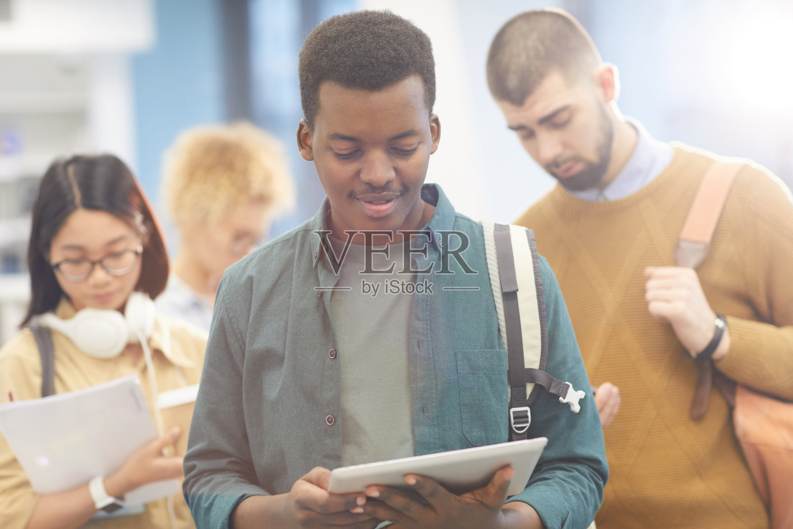 多民族学生在礼堂照片摄影图片