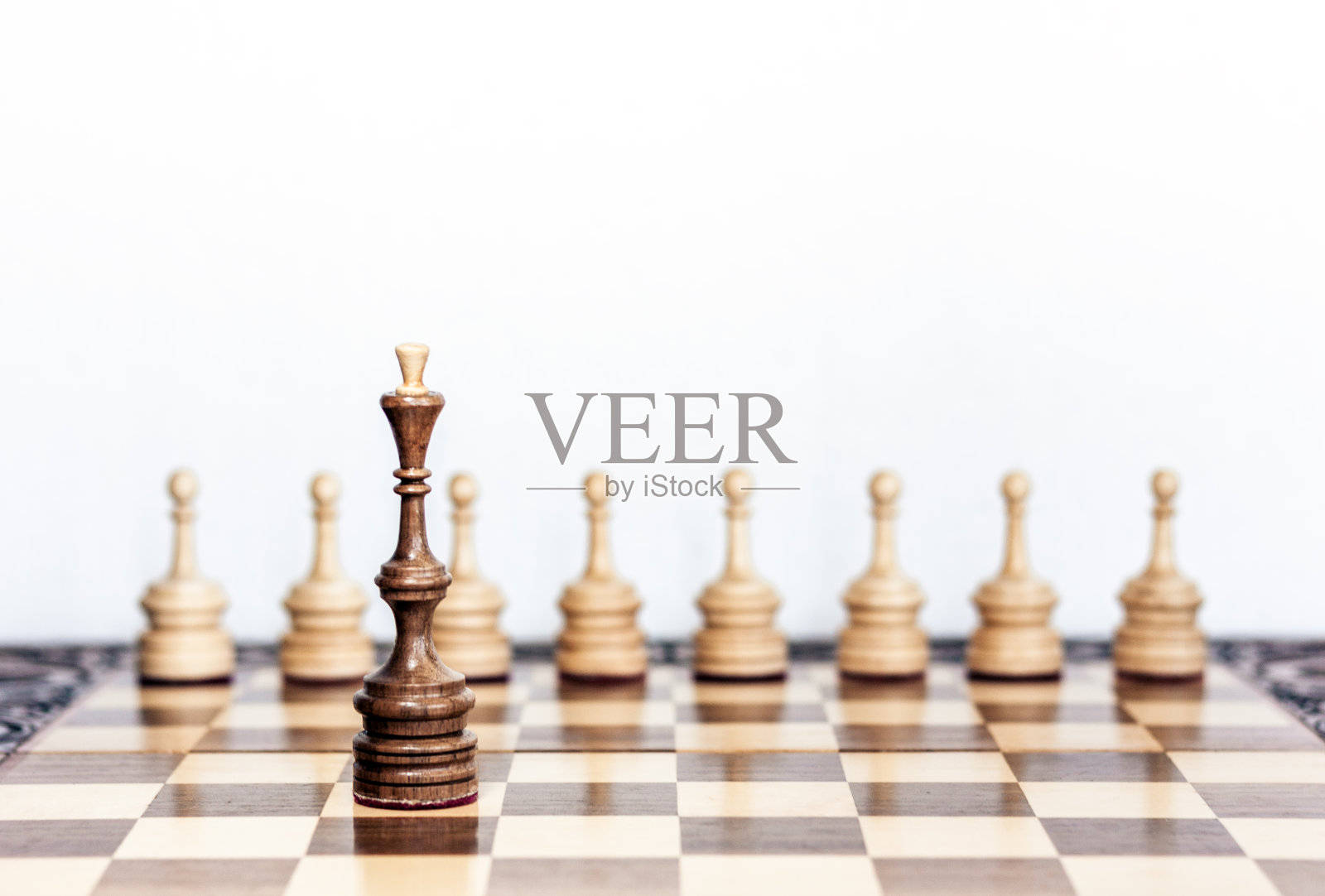 木制棋子在棋盘上,黑皇后和白卒子在背景上,领导复古的概念照片摄影图片