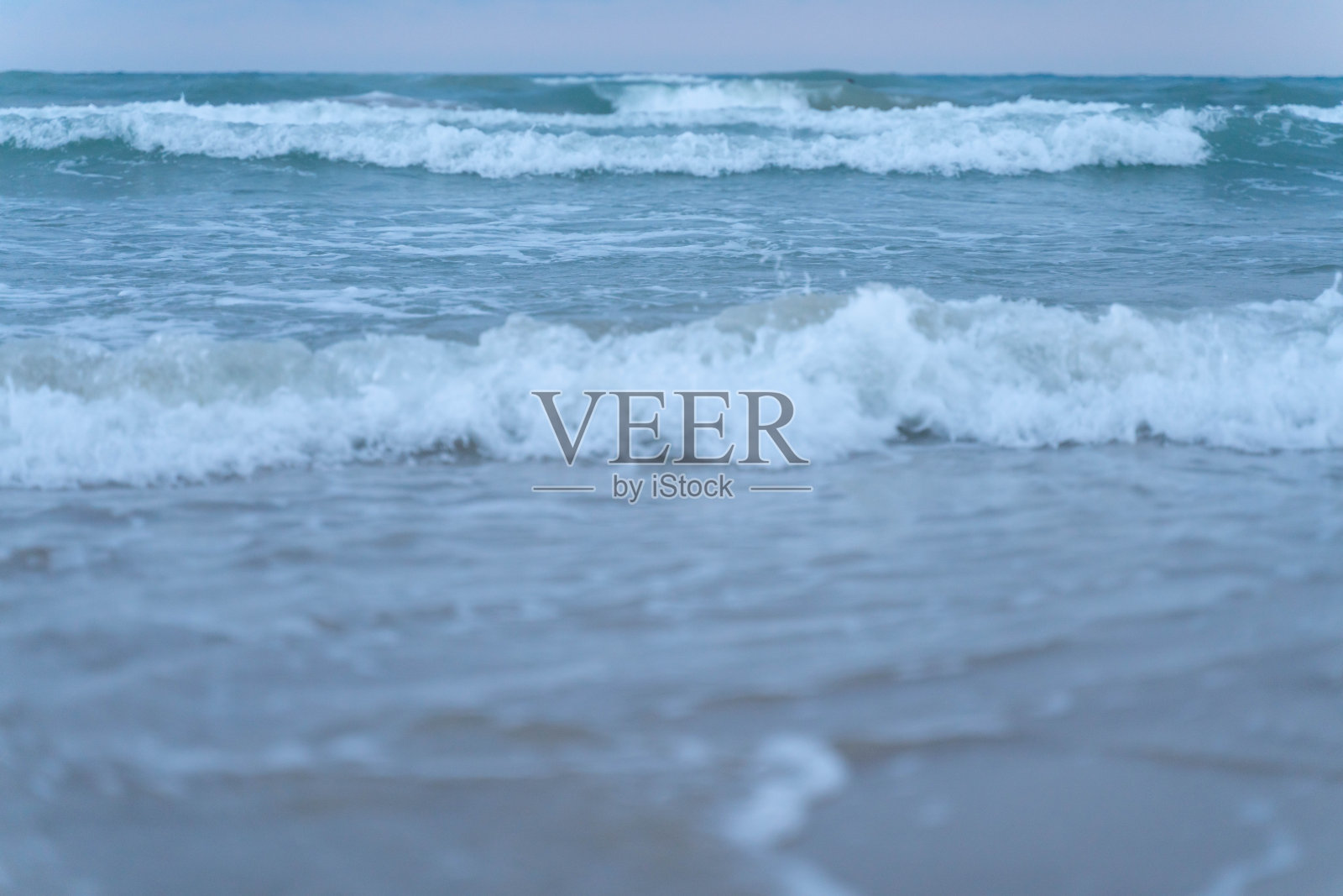 美丽的海浪背景在一个夏天的沙滩上照片摄影图片