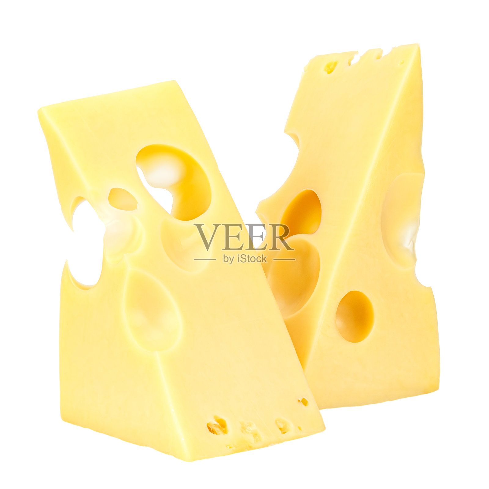 两块三角形的马斯丹干酪孤立地放在白色的背景上照片摄影图片
