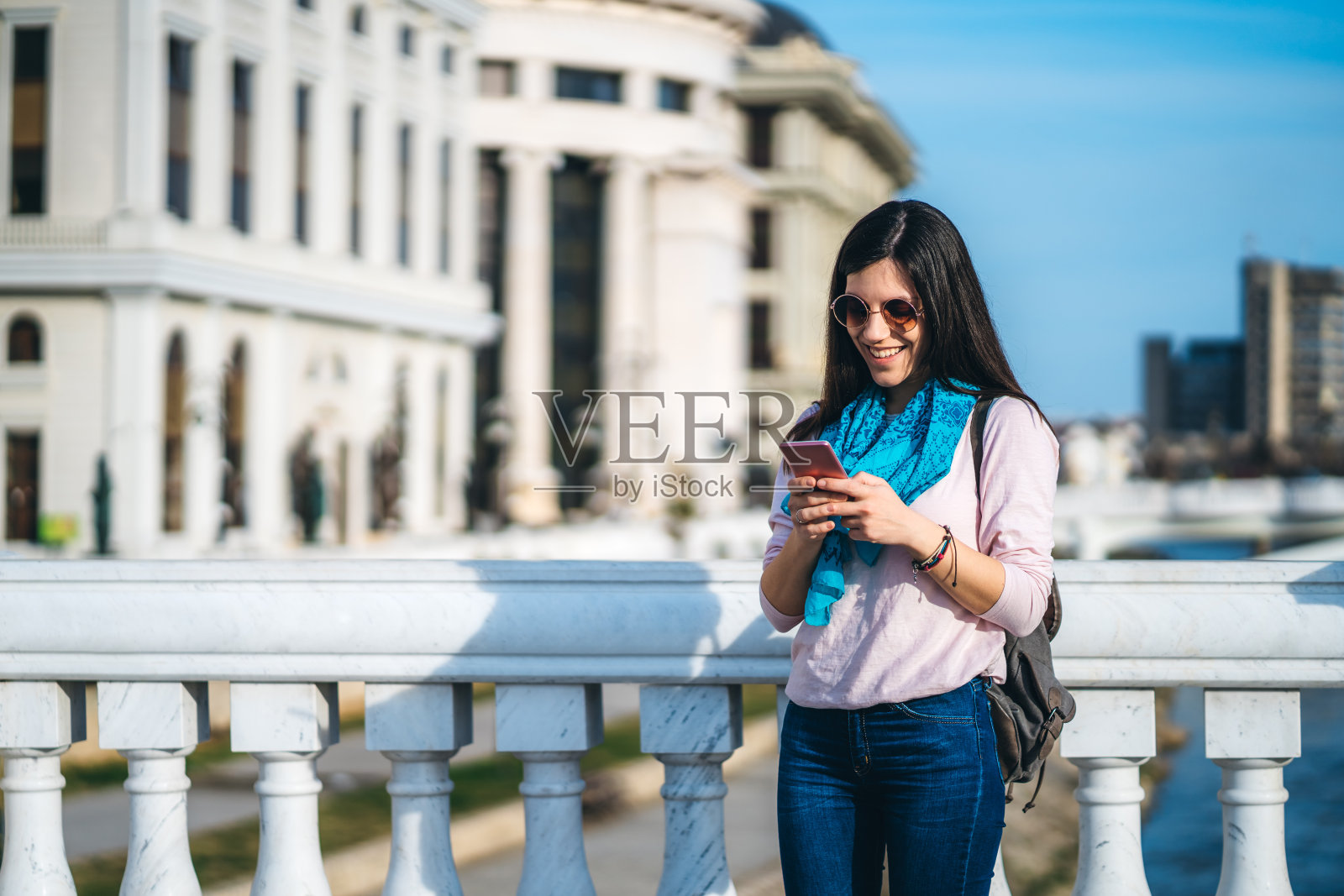 一个年轻女人在斯科普里发短信照片摄影图片