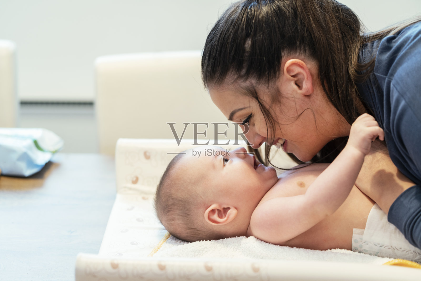 早上拥抱照片摄影图片