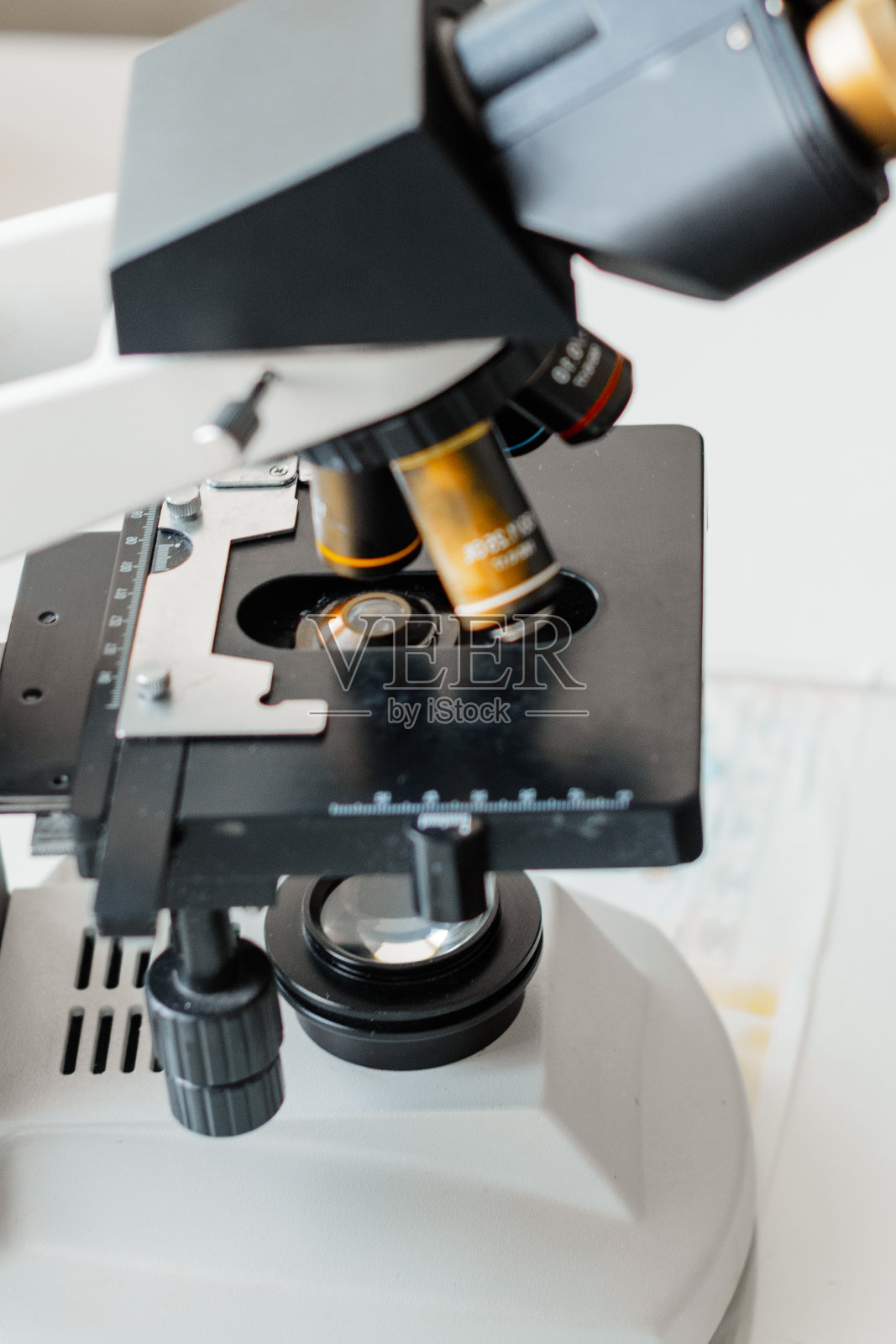 实验室的医务人员进行血液检测。照片摄影图片