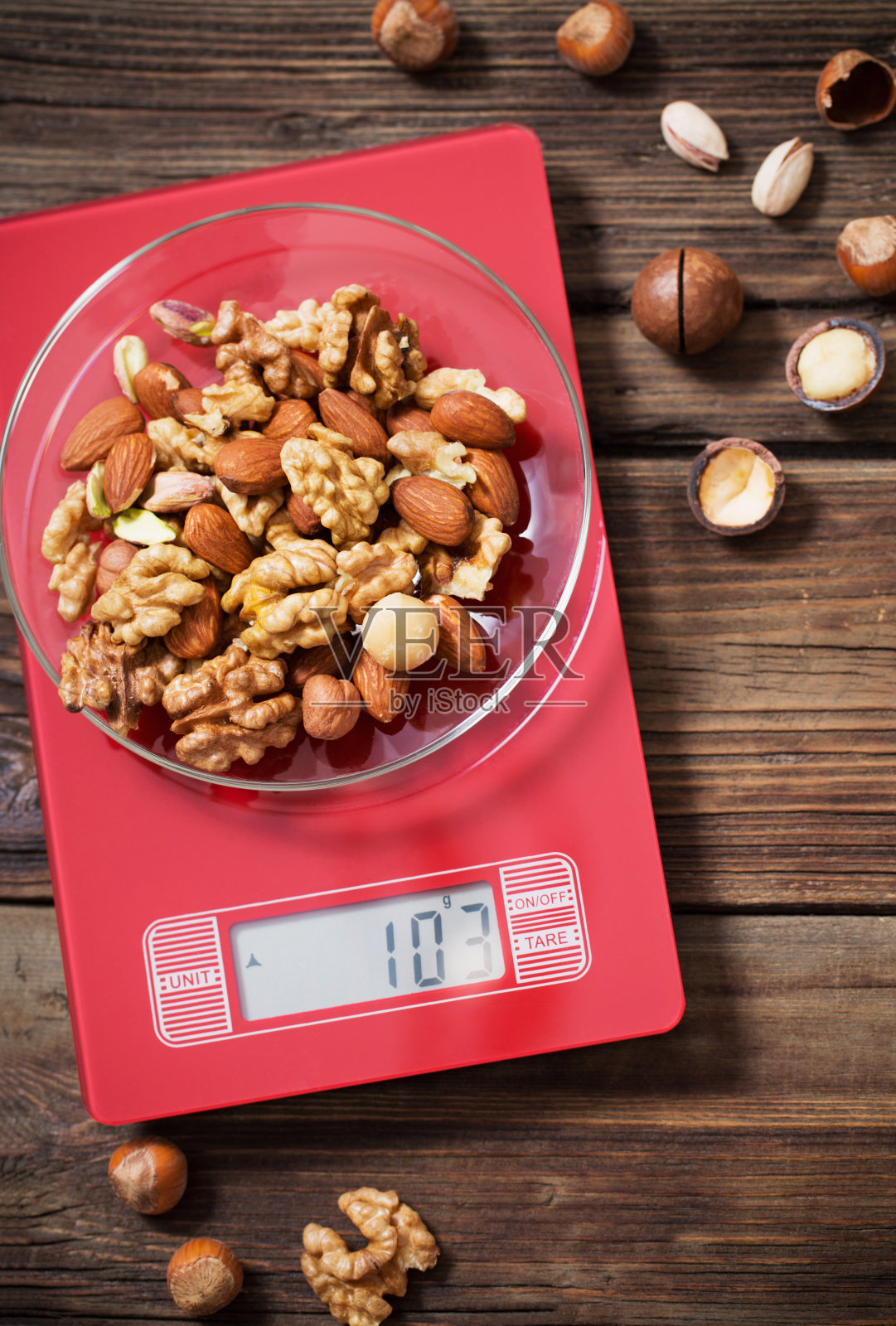 在旧的木制背景上混合不同的坚果在厨房规模照片摄影图片