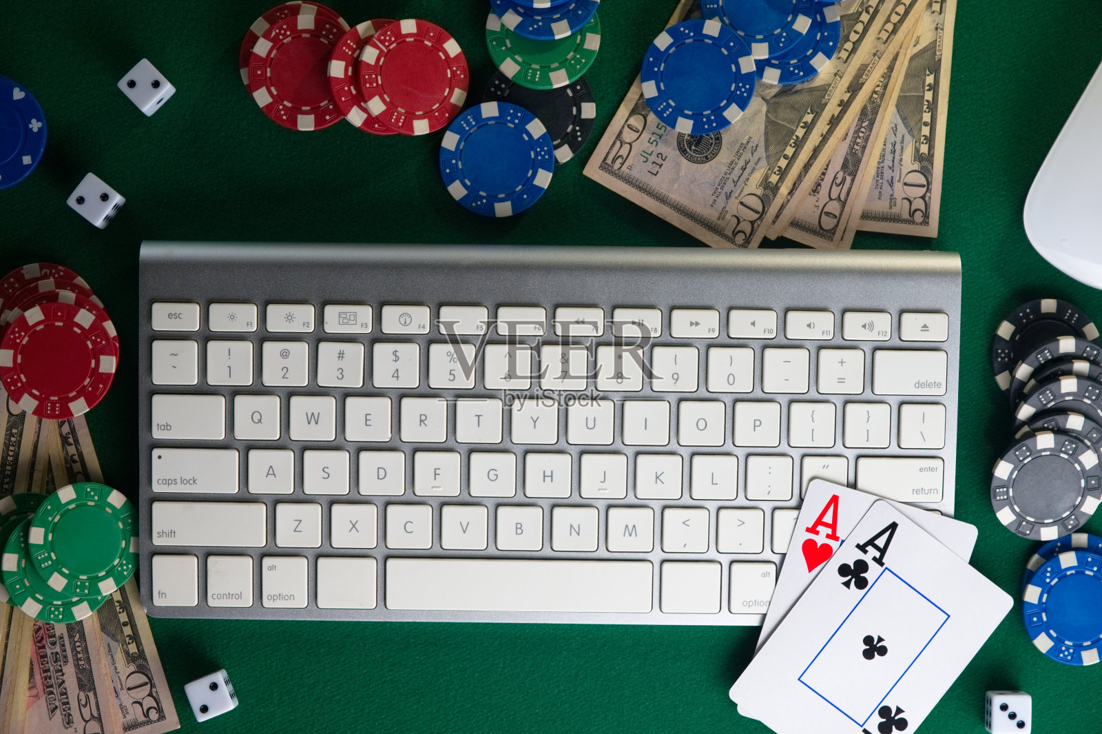 线上游戏平台、娱乐场与博彩业务,绿色背景照片摄影图片