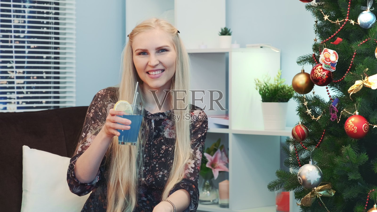 漂亮女孩端着一杯饮料祝新年快乐照片摄影图片