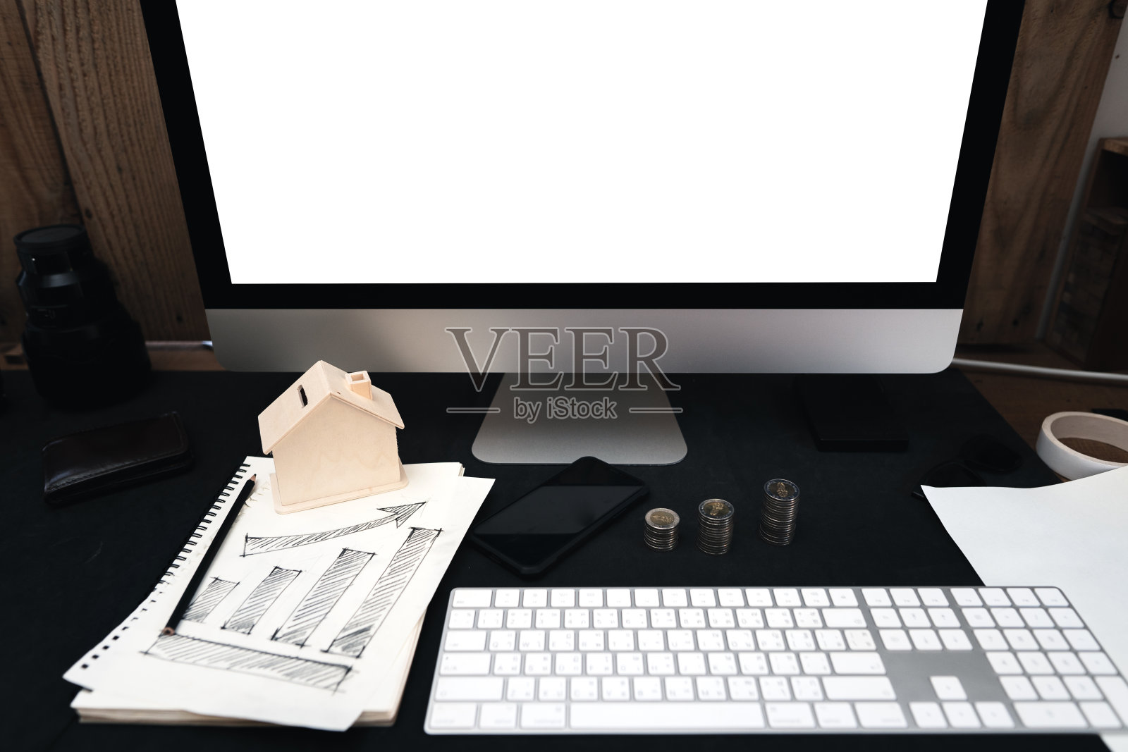 金融增长——在桌上和智能手机上堆放金币照片摄影图片