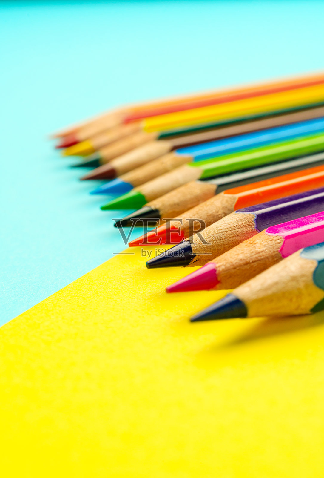 彩色背景上的彩色铅笔照片摄影图片