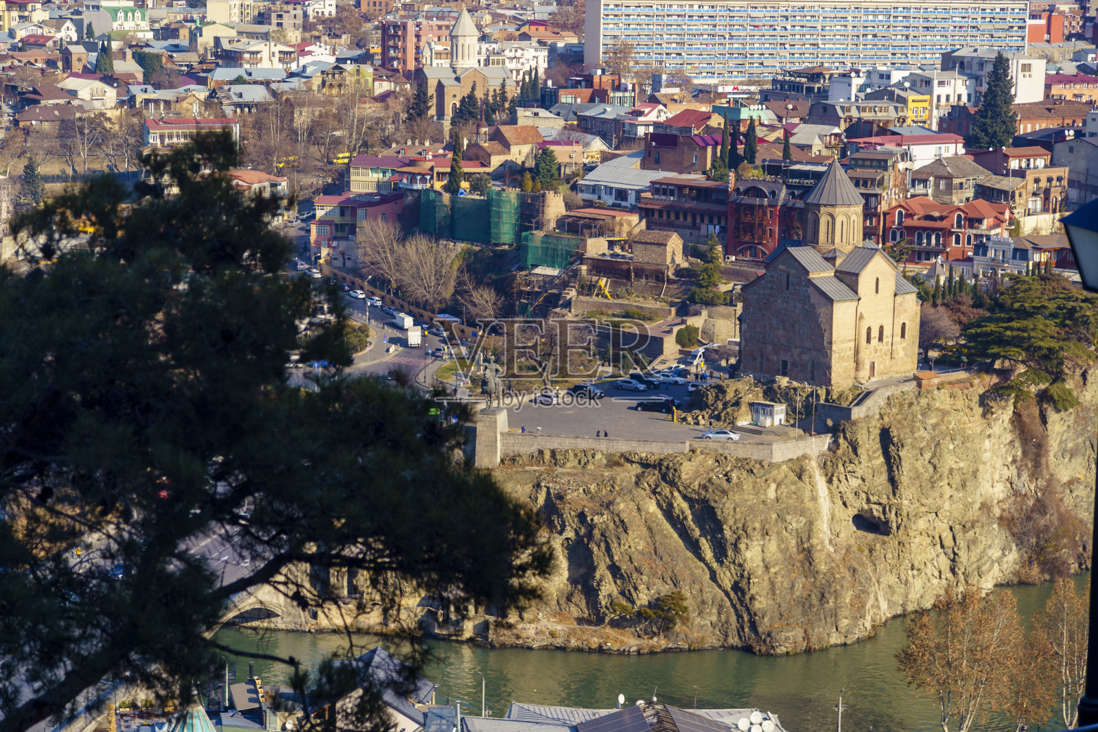 Metekhi寺庙建立在库拉河岸边的同名岩石上,Metekhi地区是格鲁吉亚最古老的地方之一照片摄影图片