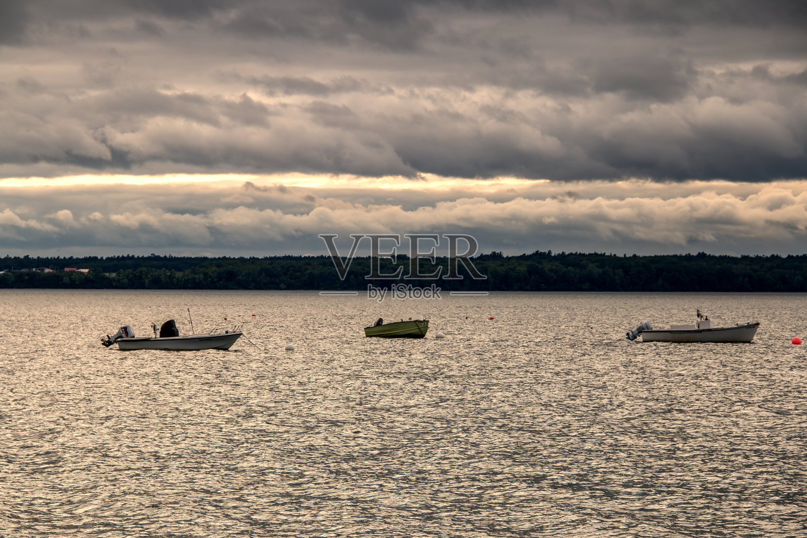 日落时分的海洋船只照片摄影图片