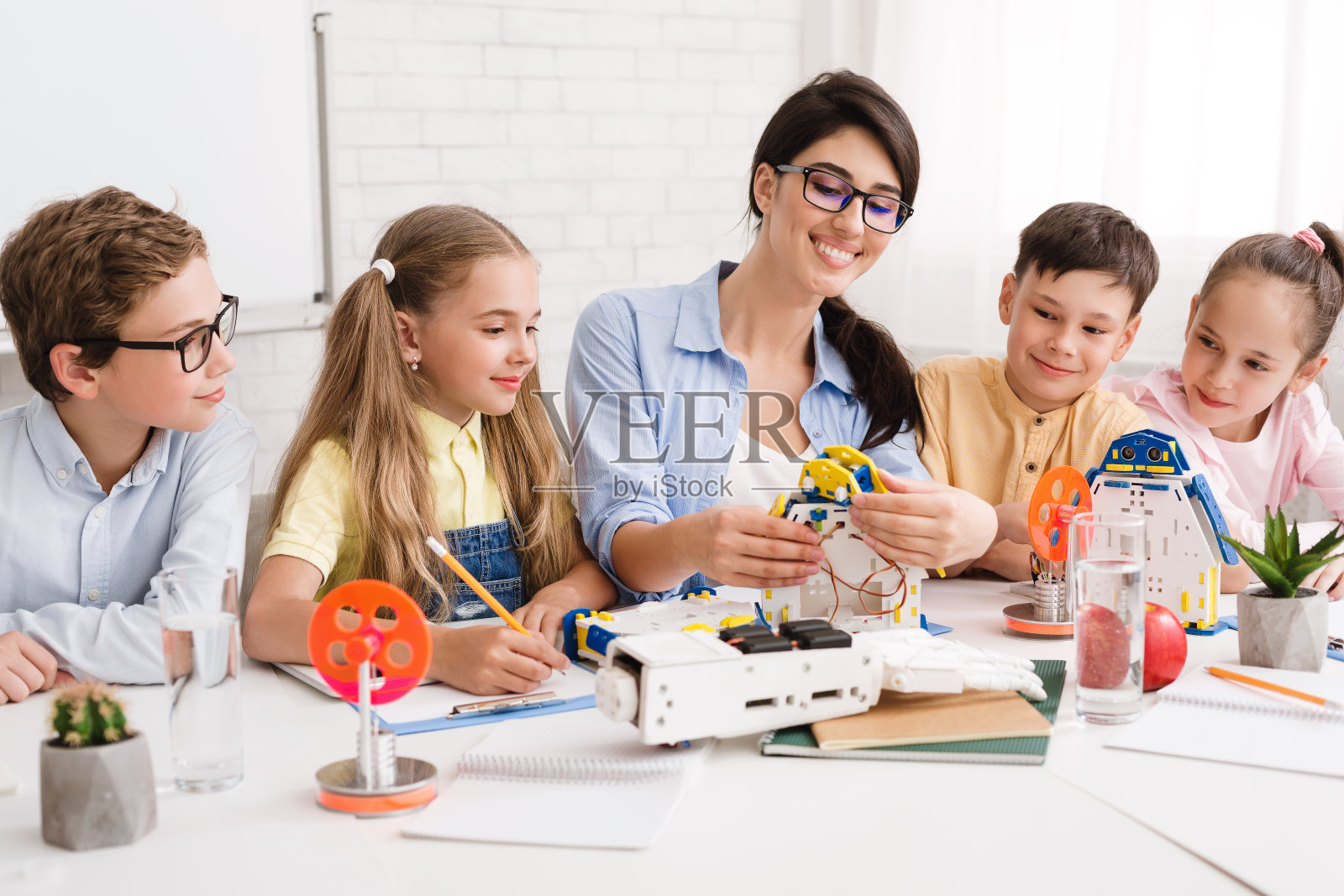 老师指导学生制作DIY机器人照片摄影图片