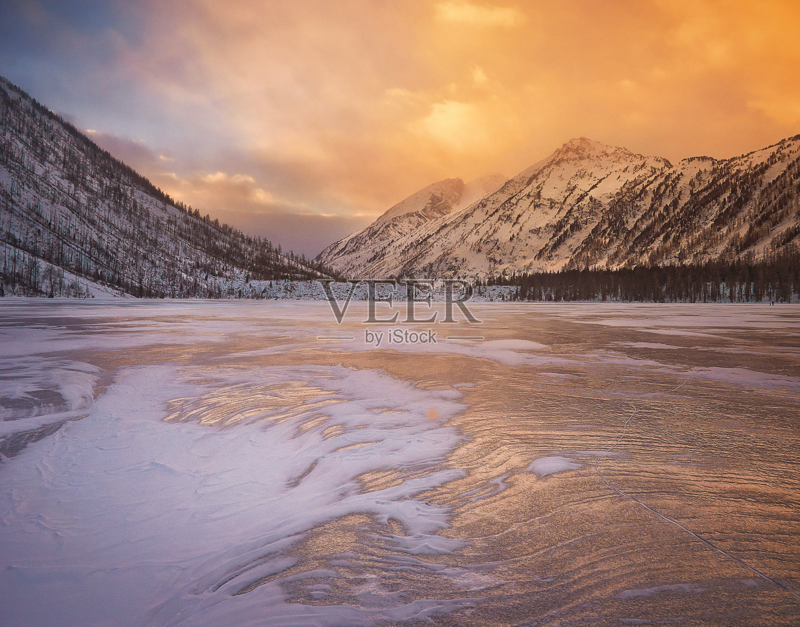 阿尔泰。Multinskoe湖。照片摄影图片