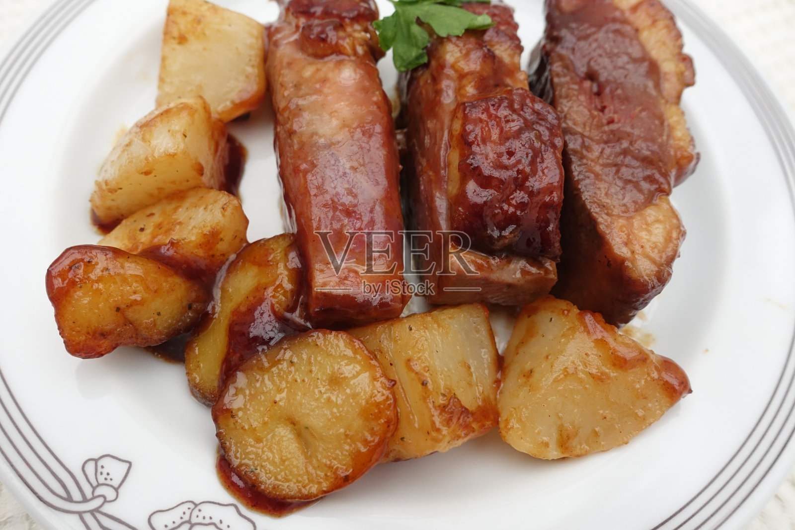 烤鸭胸肉和萝卜配橙汁糖醋菜照片摄影图片