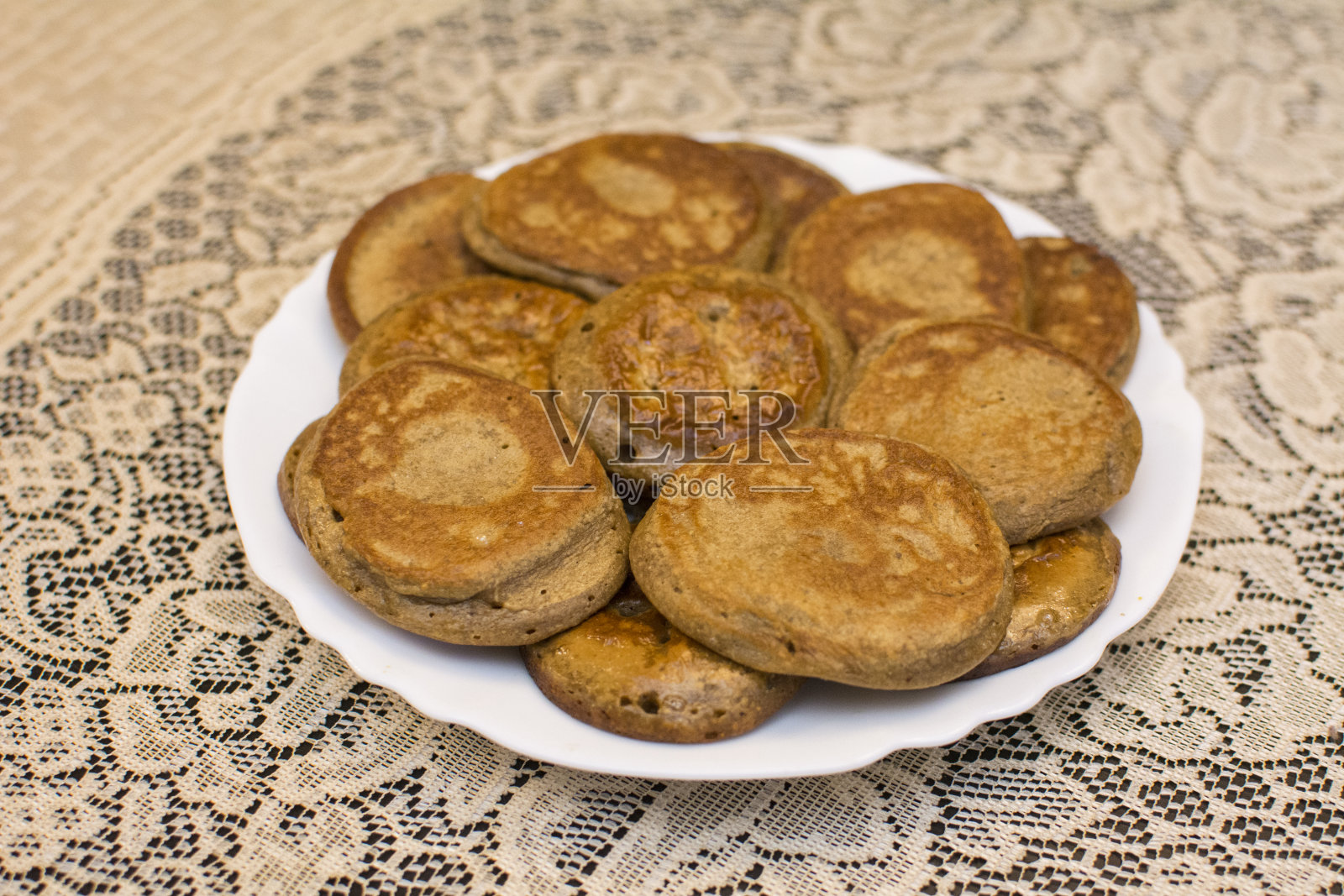 鹰嘴豆面粉煎饼躺在一个白色的盘子里照片摄影图片