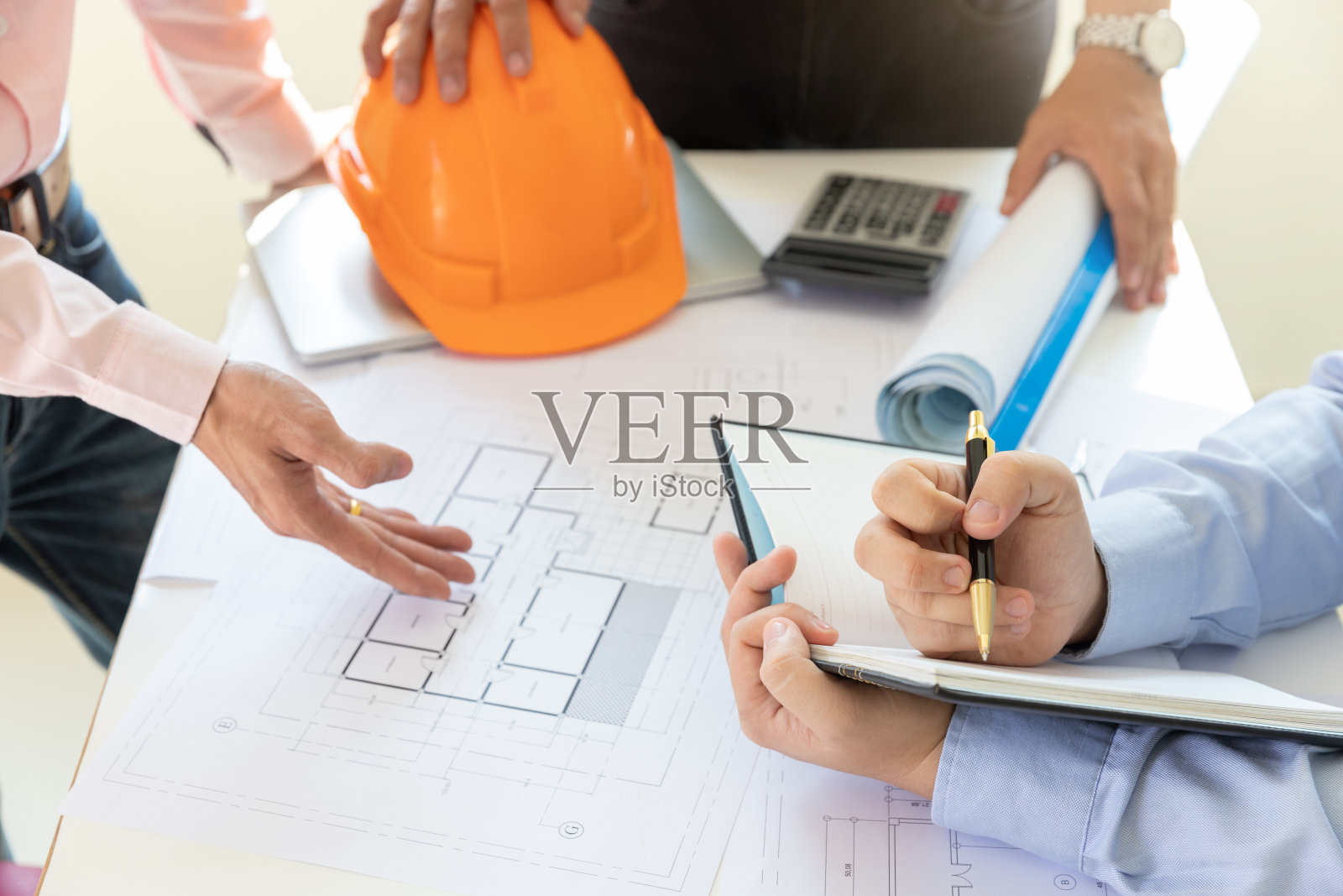 工程师和建筑师概念,工程师建筑师办公室团队与蓝图工作照片摄影图片