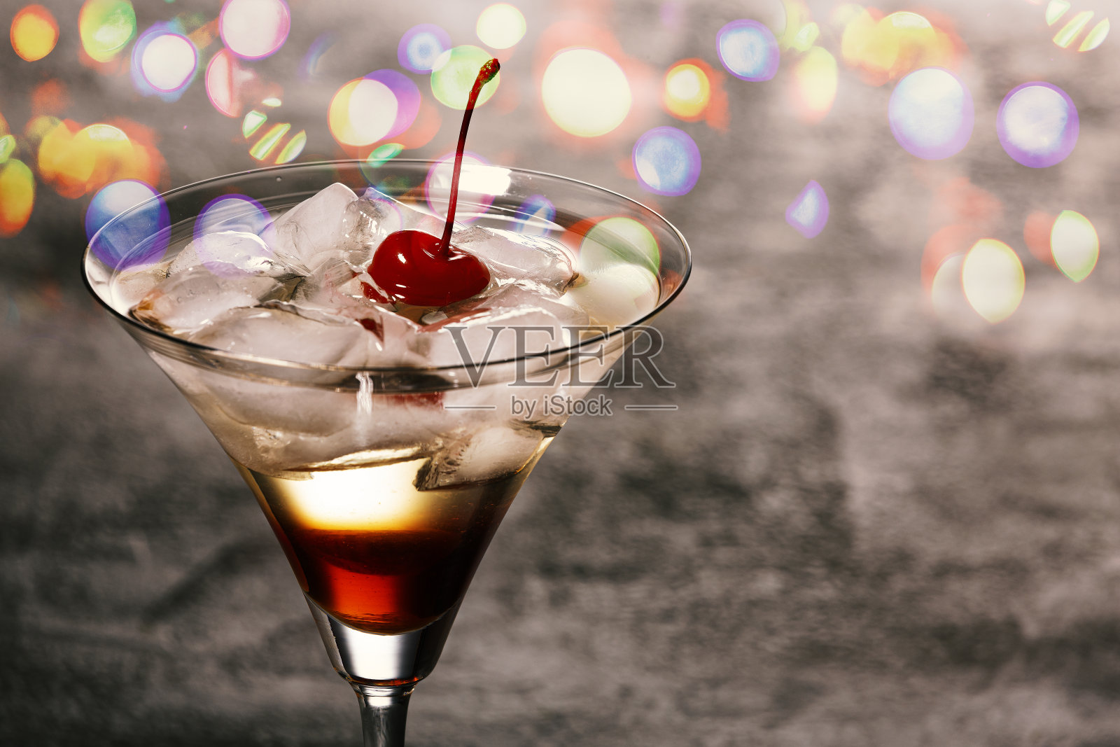 金汤力、红色鸡尾酒、水果柠檬水、干冰、冰茶等酒精饮品照片摄影图片