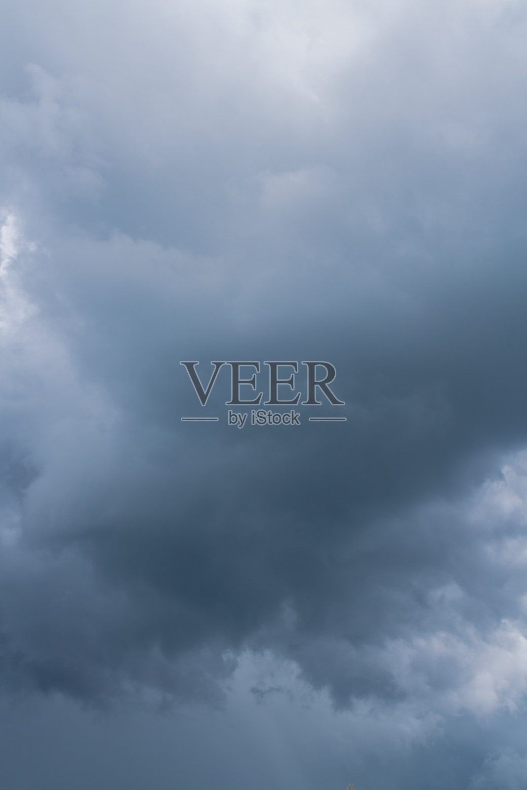 在仲夏暴风雨来临前会有暴雨云照片摄影图片