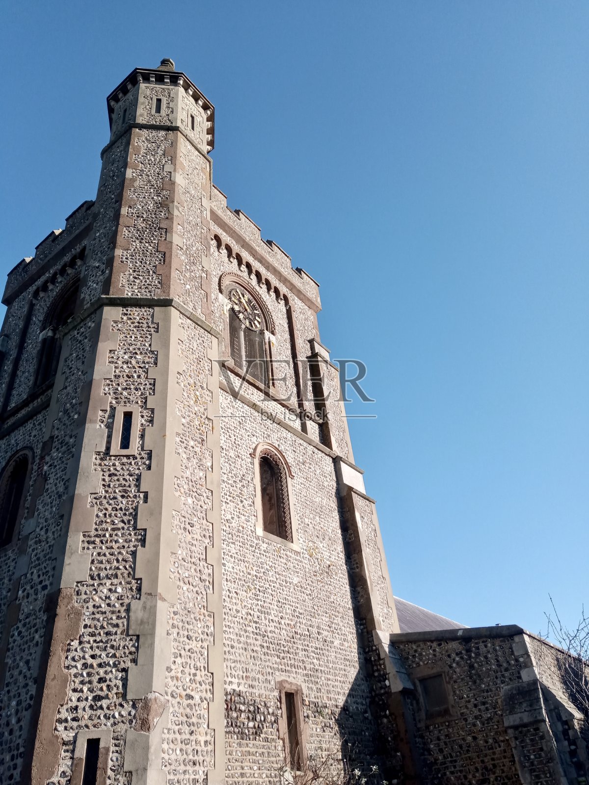 蓝色天空上的教堂钟塔和金色装饰照片摄影图片