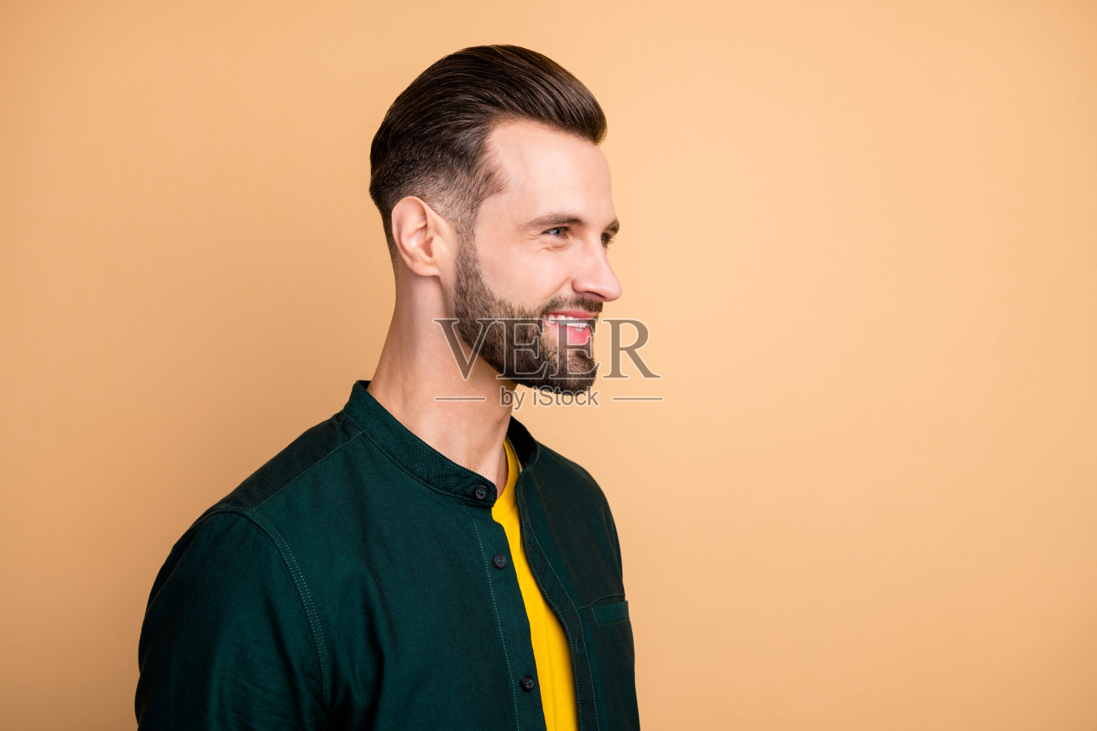 令人惊讶的商业男人的特写照片完美的外表整洁的猪鬃友好的微笑的同事公司会议穿休闲时尚的衣服孤立的米色背景照片摄影图片