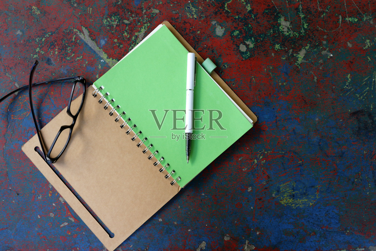 笔记本,笔和眼镜照片摄影图片