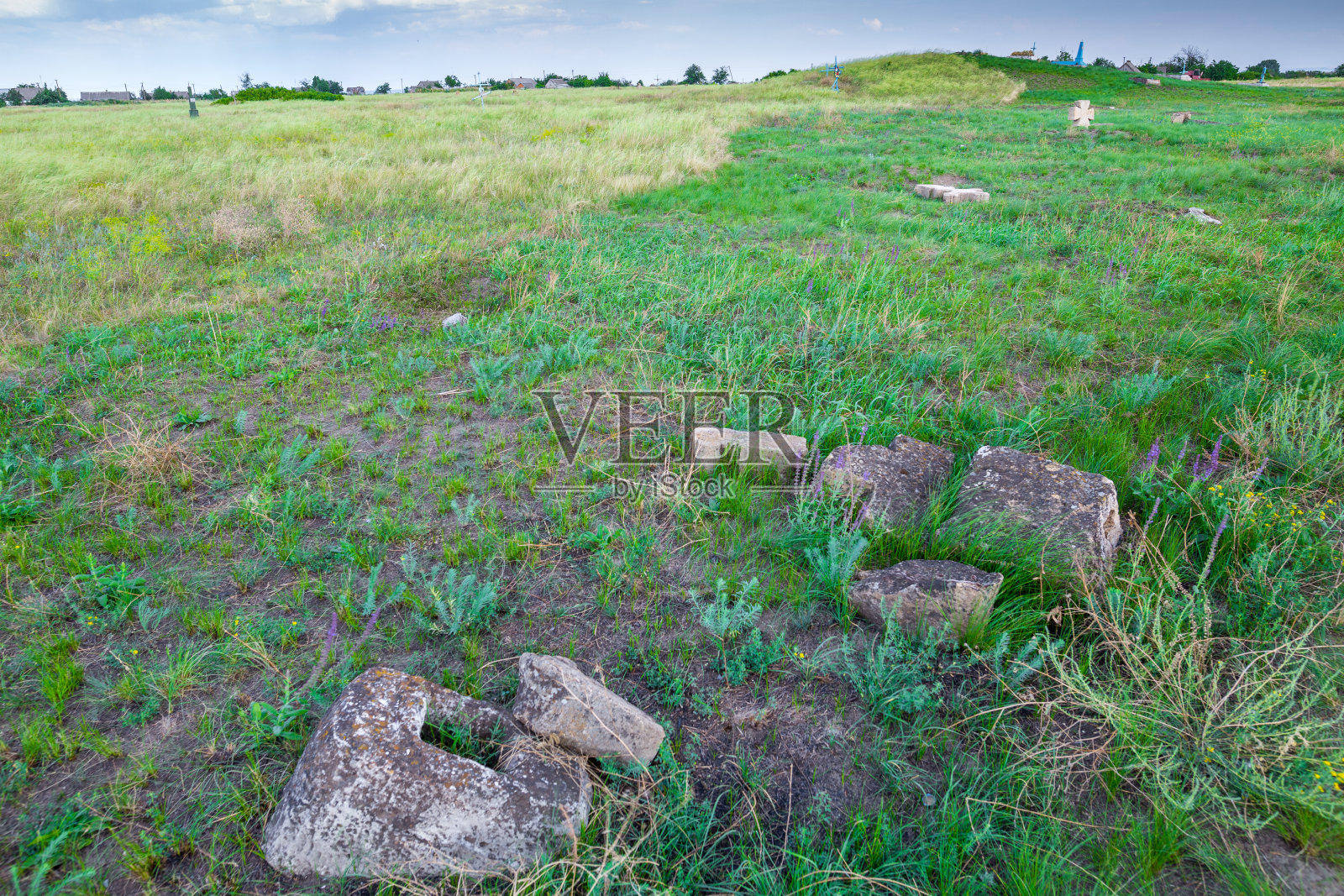 17至19世纪古老基督教墓地的石头墓碑十字架照片摄影图片