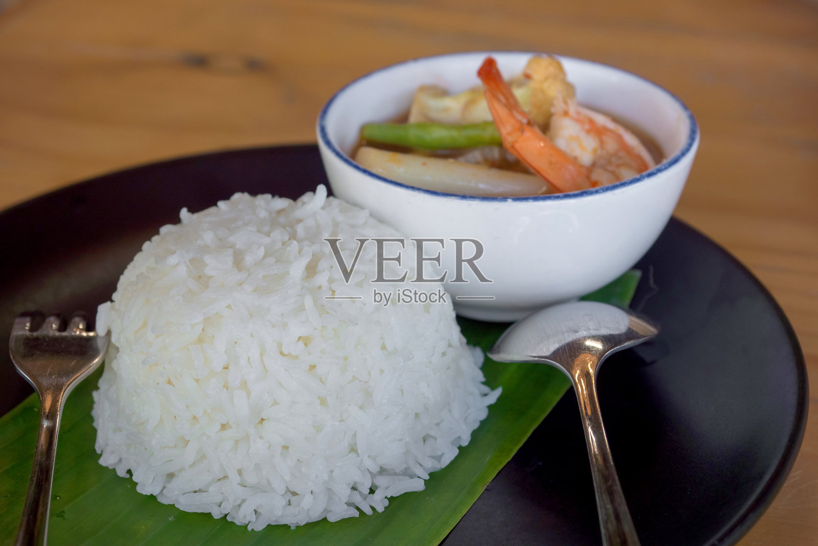 香蕉叶饭,拌菜酸咖喱虾照片摄影图片