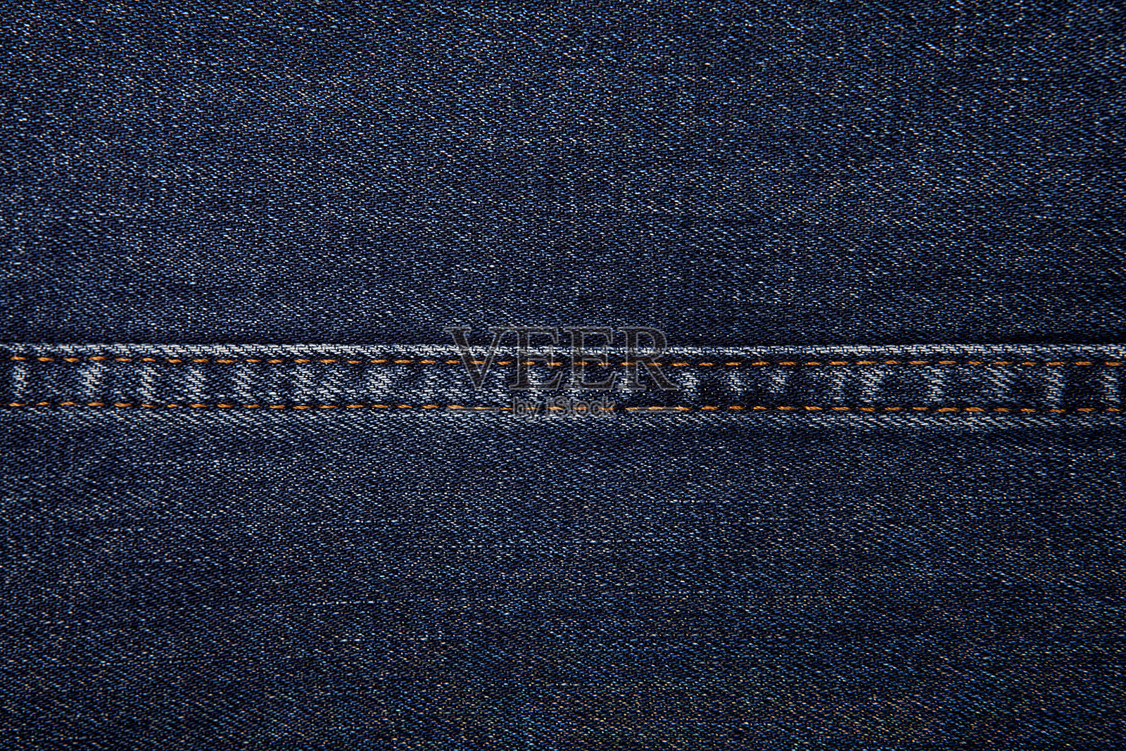 时髦的衣服。背景是牛仔裤。照片摄影图片