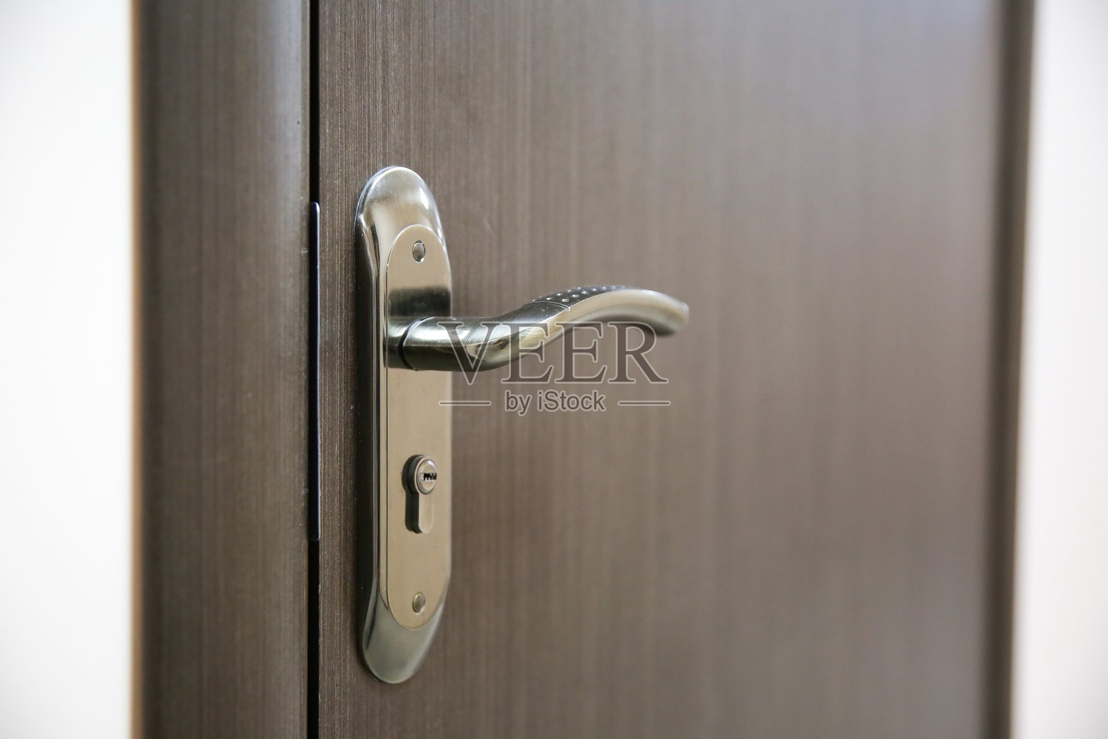 棕色的门上有黑色的把手照片摄影图片