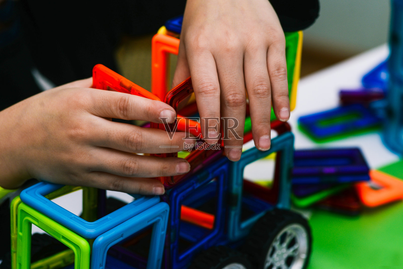 孩子用模型零件组装玩具车,培养动手能力、思维、记忆力和想象力照片摄影图片