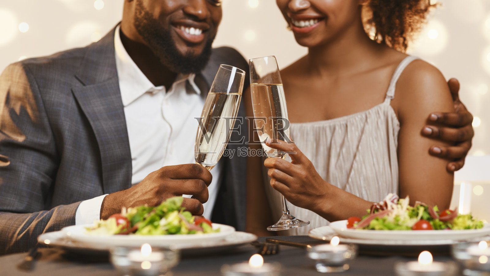 黑人情侣在餐厅喝香槟照片摄影图片