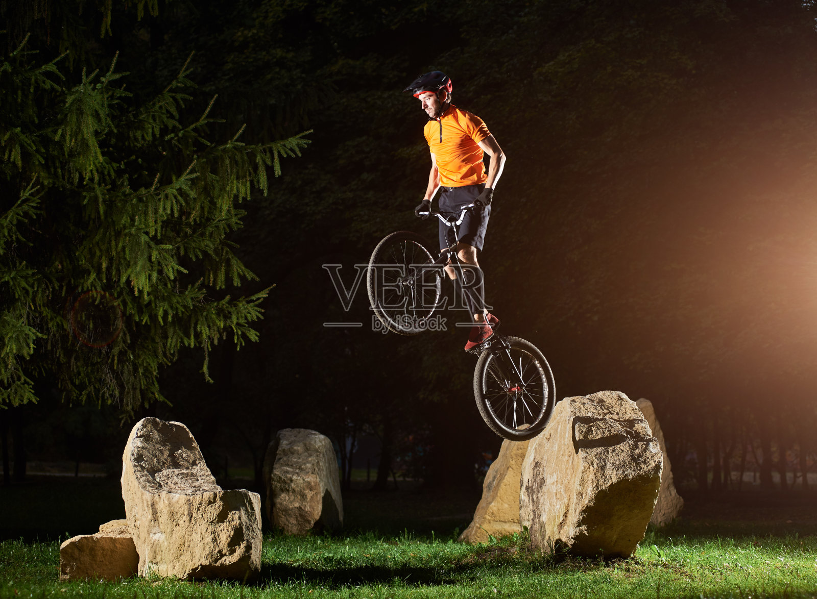 无畏的男子在自行车上表演特技照片摄影图片