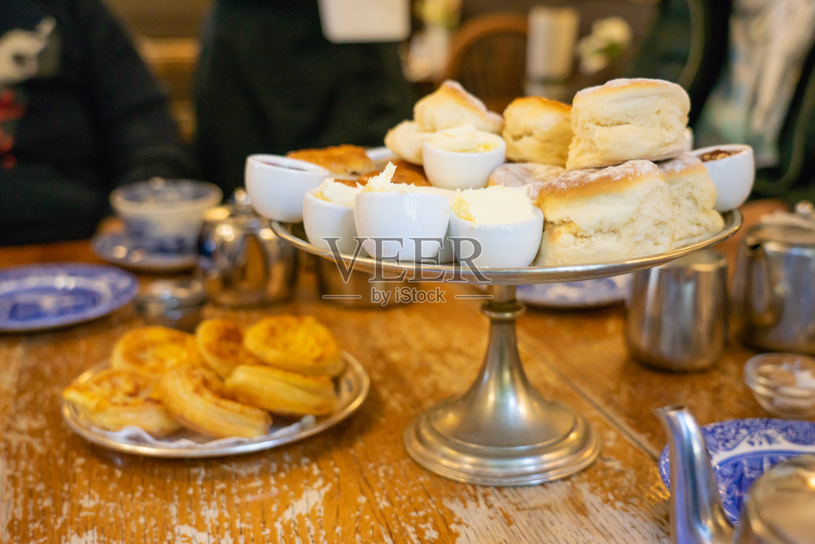 烤饼、黄油和果酱放在盘子里。下午茶。食物和饮料的背景。照片摄影图片