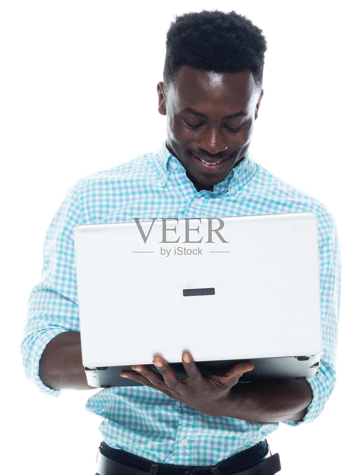 非裔美国男性穿着裤子站着用笔记本电脑照片摄影图片