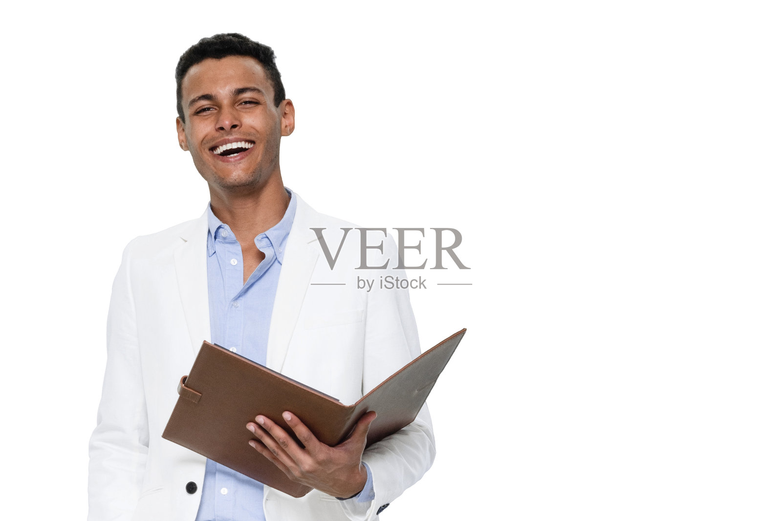 非裔美国人种族的年轻男性站着,穿着纽扣衬衫,拿着文件照片摄影图片