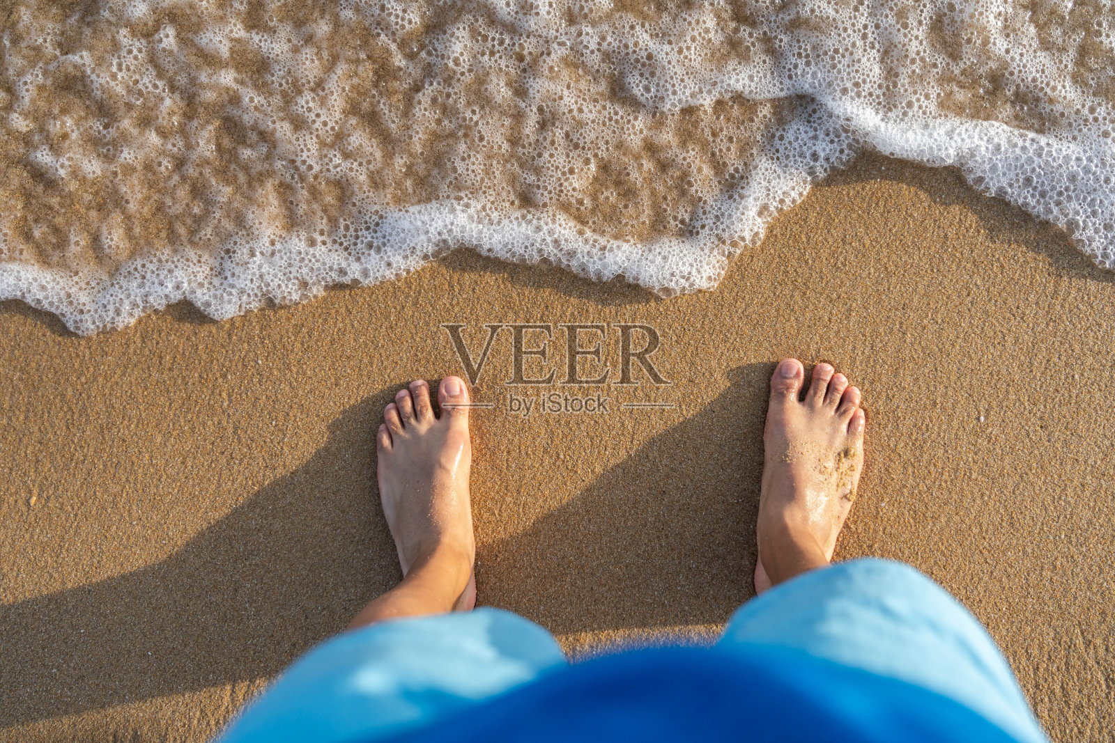 站在沙滩上照片摄影图片