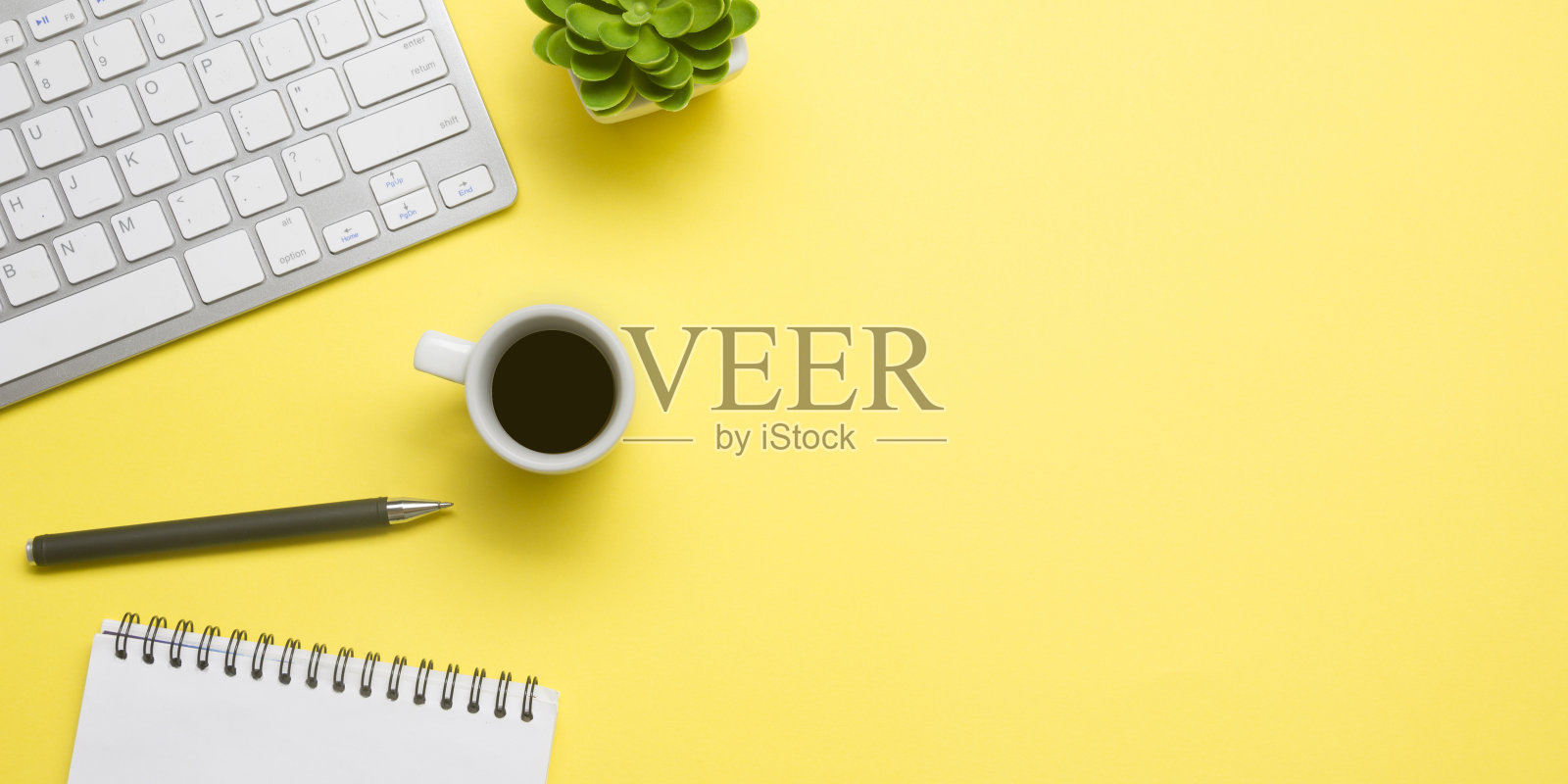 办公桌旁摆着办公用品。平整办公场所及物品。前视图。文本复制空间照片摄影图片